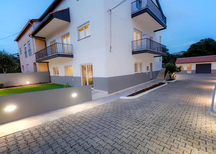 Modern Apartment With Garden