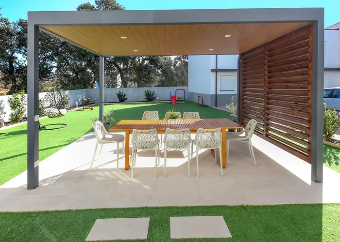 Modern Apartment With Garden